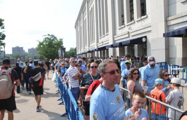 Manchester City ve Milan Friendly. 27 Temmuz 2024, New York, ABD: İngiltere 'nin Manchester City ile İtalya' nın AC Milan 'ı arasında 27 Temmuz Cumartesi günü New York' taki Yankee Stadyumu 'nda oynanması beklenen uluslararası futbol karşılaşması taraftarları