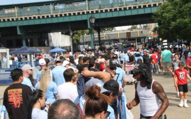 Manchester City ve Milan Friendly. 27 Temmuz 2024, New York, ABD: İngiltere 'nin Manchester City ile İtalya' nın AC Milan 'ı arasında 27 Temmuz Cumartesi günü New York' taki Yankee Stadyumu 'nda oynanması beklenen uluslararası futbol karşılaşması taraftarları