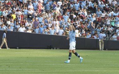 Manchester City ve Milan Friendly. 27 Temmuz 2024, New York, ABD: Milan 'dan Colombo Lorenzo, İngiltere' nin Manchester City ile İtalya 'nın AC Milan takımları arasında oynanması beklenen uluslararası futbol karşılaşmasında takım arkadaşlarıyla ilk golünü kutluyor