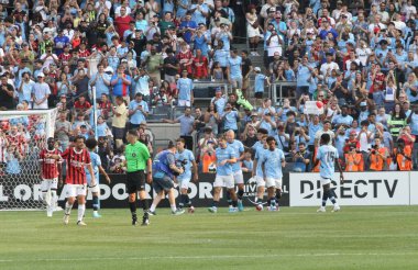 Manchester City ve Milan Friendly. 27 Temmuz 2024, New York, ABD: Milan 'dan Colombo Lorenzo, İngiltere' nin Manchester City ile İtalya 'nın AC Milan takımları arasında oynanması beklenen uluslararası futbol karşılaşmasında takım arkadaşlarıyla ilk golünü kutluyor