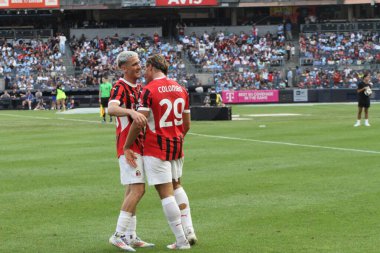 Manchester City ve Milan Friendly. 27 Temmuz 2024, New York, ABD: Milan 'dan Colombo Lorenzo, İngiltere' nin Manchester City ile İtalya 'nın AC Milan takımları arasında oynanması beklenen uluslararası futbol karşılaşmasında takım arkadaşlarıyla ilk golünü kutluyor