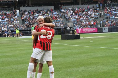 Manchester City ve Milan Friendly. 27 Temmuz 2024, New York, ABD: Milan 'dan Colombo Lorenzo, İngiltere' nin Manchester City ile İtalya 'nın AC Milan takımları arasında oynanması beklenen uluslararası futbol karşılaşmasında takım arkadaşlarıyla ilk golünü kutluyor