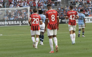 Manchester City ve Milan Friendly. 27 Temmuz 2024, New York, ABD: Milan 'dan Colombo Lorenzo, İngiltere' nin Manchester City ile İtalya 'nın AC Milan takımları arasında oynanması beklenen uluslararası futbol karşılaşmasında takım arkadaşlarıyla ilk golünü kutluyor