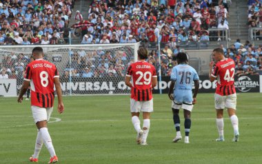 Manchester City ve Milan Friendly. 27 Temmuz 2024, New York, ABD: Milan 'dan Colombo Lorenzo, İngiltere' nin Manchester City ile İtalya 'nın AC Milan takımları arasında oynanması beklenen uluslararası futbol karşılaşmasında takım arkadaşlarıyla ilk golünü kutluyor