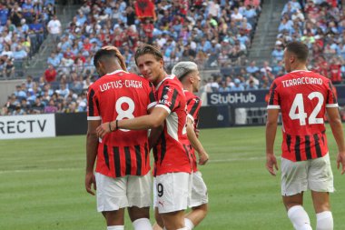 Manchester City ve Milan Friendly. 27 Temmuz 2024, New York, ABD: Milan 'dan Colombo Lorenzo, İngiltere' nin Manchester City ile İtalya 'nın AC Milan takımları arasında oynanması beklenen uluslararası futbol karşılaşmasında takım arkadaşlarıyla ilk golünü kutluyor