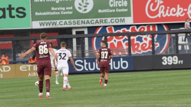 Manchester City ve Milan Friendly. 27 Temmuz 2024, New York, ABD: Manchester City 'den James McAtee, İngiltere' den Manchester City ile İtalya 'dan AC Milan arasında oynanması beklenen uluslararası futbol karşılaşmasında takım arkadaşlarıyla golünü kutluyor