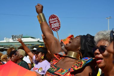 RIO de JANEIRO (RJ), 07 / 28 / 2024 - MARCHA / BLACK KADINLAREN / RJ - Rio de Janeiro 'daki 10 Mart Pazar günü, Rio de Janeiro' daki Copacabana plajında, 28 Temmuz 2024 Pazar günü gerçekleşti..