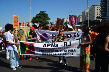 RIO de JANEIRO (RJ), 07 / 28 / 2024 - MARCHA / BLACK KADINLAREN / RJ - Rio de Janeiro 'daki 10 Mart Pazar günü, Rio de Janeiro' daki Copacabana plajında, 28 Temmuz 2024 Pazar günü gerçekleşti..
