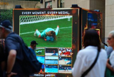 28 Temmuz 2024, Rockefeller Center, New York, ABD: Bugün, Rockefeller Center turistler ve yerliler Paris 2024 Olimpiyatları 'nın canlı yayını için toplanırken