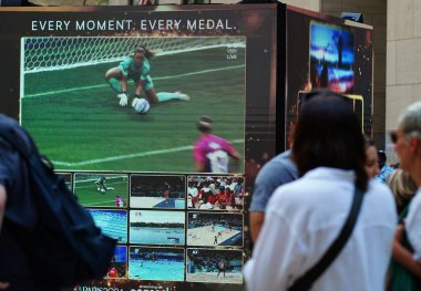 28 Temmuz 2024, Rockefeller Center, New York, ABD: Bugün, Rockefeller Center turistler ve yerliler Paris 2024 Olimpiyatları 'nın canlı yayını için toplanırken