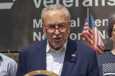 ABD, New York, 28 Temmuz 2024: Senato Çoğunluk Lideri Chuck Schumer (D-NY), GOP Projesi 2025 'te fotoğraflar yayınladı ve Cumhuriyetçi adayların 2024 seçimlerinde Beyaz Saray' ı ve Senato 'yu ele geçirmesi halinde gazilerin tehlikeye gireceğini söyledi..