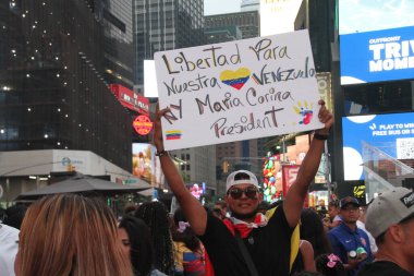 Venezuelalılar Times Meydanı-New York 'ta Özgürlük ve Özgür Seçimler İçin Protesto Ediyor. 28 Temmuz 2024, New York, ABD