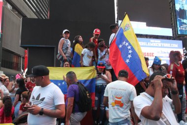 Venezuelalılar Times Meydanı-New York 'ta Özgürlük ve Özgür Seçimler İçin Protesto Ediyor. 28 Temmuz 2024, New York, ABD