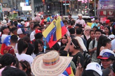 Venezuelalılar Times Meydanı-New York 'ta Özgürlük ve Özgür Seçimler İçin Protesto Ediyor. 28 Temmuz 2024, New York, ABD