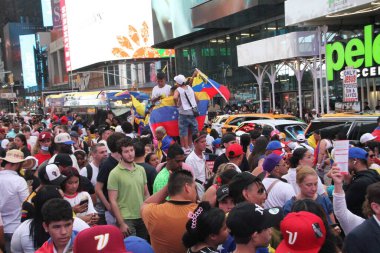 Venezuelalılar Times Meydanı-New York 'ta Özgürlük ve Özgür Seçimler İçin Protesto Ediyor. 28 Temmuz 2024, New York, ABD