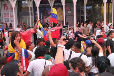 Venezuelalılar Times Meydanı-New York 'ta Özgürlük ve Özgür Seçimler İçin Protesto Ediyor. 28 Temmuz 2024, New York, ABD