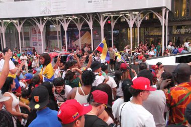 Venezuelalılar Times Meydanı-New York 'ta Özgürlük ve Özgür Seçimler İçin Protesto Ediyor. 28 Temmuz 2024, New York, ABD