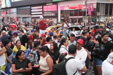 Venezuelalılar Times Meydanı-New York 'ta Özgürlük ve Özgür Seçimler İçin Protesto Ediyor. 28 Temmuz 2024, New York, ABD
