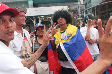 Venezuelalılar Times Meydanı-New York 'ta Özgürlük ve Özgür Seçimler İçin Protesto Ediyor. 28 Temmuz 2024, New York, ABD
