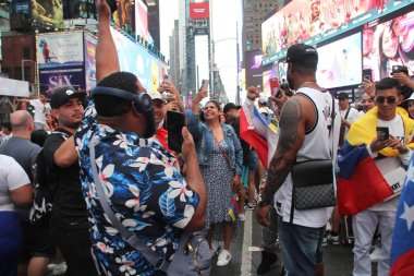 Venezuelalılar Times Meydanı-New York 'ta Özgürlük ve Özgür Seçimler İçin Protesto Ediyor. 28 Temmuz 2024, New York, ABD