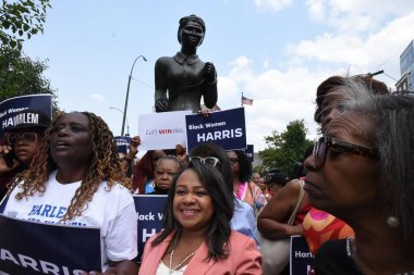 Arka planda Harriet Tubman 'ın heykeliyle, Başkan Yardımcısı Kamala Harris' i destekleyen bir Harlem siyahi kadın örgütü, Başkan Joe Biden 'ın yeniden seçilmemeye karar vermesinden sonra. 28 Temmuz 2024, New York