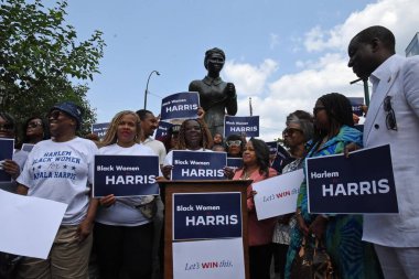 Arka planda Harriet Tubman 'ın heykeliyle, Başkan Yardımcısı Kamala Harris' i destekleyen bir Harlem siyahi kadın örgütü, Başkan Joe Biden 'ın yeniden seçilmemeye karar vermesinden sonra. 28 Temmuz 2024, New York