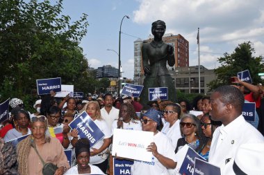 Arka planda Harriet Tubman 'ın heykeliyle, Başkan Yardımcısı Kamala Harris' i destekleyen bir Harlem siyahi kadın örgütü, Başkan Joe Biden 'ın yeniden seçilmemeye karar vermesinden sonra. 28 Temmuz 2024, New York