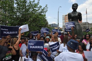 Arka planda Harriet Tubman 'ın heykeliyle, Başkan Yardımcısı Kamala Harris' i destekleyen bir Harlem siyahi kadın örgütü, Başkan Joe Biden 'ın yeniden seçilmemeye karar vermesinden sonra. 28 Temmuz 2024, New York
