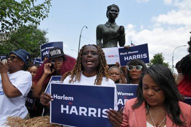 Arka planda Harriet Tubman 'ın heykeliyle, Başkan Yardımcısı Kamala Harris' i destekleyen bir Harlem siyahi kadın örgütü, Başkan Joe Biden 'ın yeniden seçilmemeye karar vermesinden sonra. 28 Temmuz 2024, New York