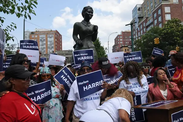 Arka planda Harriet Tubman 'ın heykeliyle, Başkan Yardımcısı Kamala Harris' i destekleyen bir Harlem siyahi kadın örgütü, Başkan Joe Biden 'ın yeniden seçilmemeye karar vermesinden sonra. 28 Temmuz 2024, New York