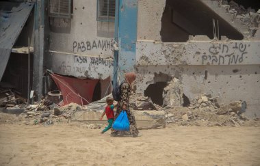 İsrail ordusunun Doğu Bani Sila-Khan Yunus 'tan çekilmesi. 30 Temmuz 2024, Han Yunus, Gazze, Filistin: İsrail ordusunun çekilmesinden sonra bile Doğu Bani Sila 'daki Filistinlilerin tahliyesinin sürmesi 