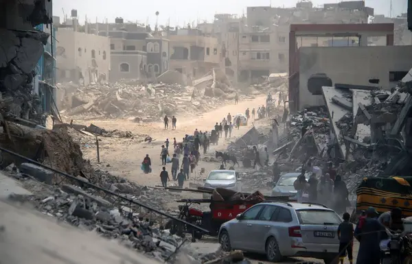 stock image The Withdrawal of Israeli Army from Eastern Bani Sila-Khan Yunis. July 30, 2024, Khan Yunis, Gaza, Palestine : The continued evacuation situation of Palestinians in Eastern Bani Sila, Khan Yunis even after the Israeli Army withdrawal 