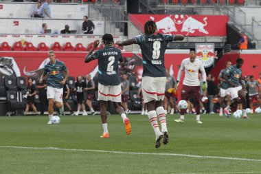 Red Bull Leipzig, Aston Villa Friendly 'e karşı. 31 Temmuz 2024, Harrison, New Jersey: Aston Villa Oyuncuları, Red Bull Leipzig ile Aston Villa arasında oynanan futbol karşılaşması öncesinde 31 Temmuz Çarşamba günü Harrison, New Jersey 'deki Red Bull Arena' da ısındı.. 