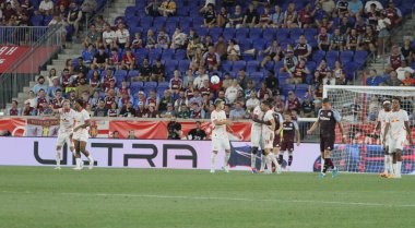 Red Bull Leipzig, Aston Villa Friendly 'e karşı. 31 Temmuz 2024, Harrison, New Jersey: Leipzig 'li Andre Silva, 31 Temmuz Çarşamba günü Red Bull Leipzig ve Aston Villa arasında oynanan dostluk maçında takım arkadaşlarıyla gol attı ve golünü attı.) 