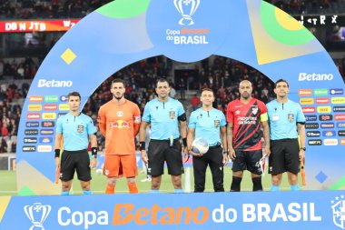 CURITIBA (PR), Brezilya 07 / 31 / 2024 - Copa do Brasil 'in 16. Raundunun ilk ayağı için geçerli olan Athletico Paranaense ile Bragantino arasında oynanan maçta takım poz verdi ve hakemlik yaptı