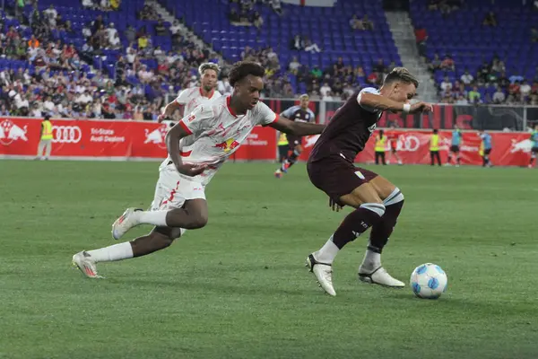 Red Bull Leipzig, Aston Villa Friendly 'e karşı. 31 Temmuz 2024, Harrison, New Jersey, ABD: Quediaogo ile Aston Villa münakaşa topu (# 20)) 