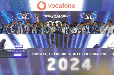 Aveiro (PT) Portekiz 08 / 03 / 2024 - Porto oyuncuları, Aveiro Belediye Stadyumu 'nda düzenlenen Candido de Oliveira Supertaca finali için geçerli olan Sporting x Porto ile oynadıkları maçtan sonra şampiyonluğu kutluyorlar