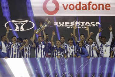 Aveiro (PT) Portekiz 08 / 03 / 2024 - Porto oyuncuları, Aveiro Belediye Stadyumu 'nda düzenlenen Candido de Oliveira Supertaca finali için geçerli olan Sporting x Porto ile oynadıkları maçtan sonra şampiyonluğu kutluyorlar