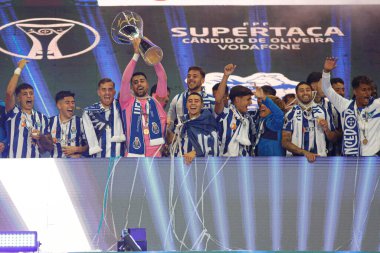 Aveiro (PT) Portekiz 08 / 03 / 2024 - Porto oyuncuları, Aveiro Belediye Stadyumu 'nda düzenlenen Candido de Oliveira Supertaca finali için geçerli olan Sporting x Porto ile oynadıkları maçtan sonra şampiyonluğu kutluyorlar