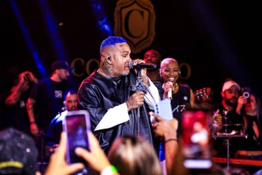 GUARULHOS (SP), Brezilya 08 / 02 / 2024 - Guarulhos kentindeki Comodoro Biftek Bar 'da şarkıcı Rodriguinho ex Travessos tarafından gösterildi