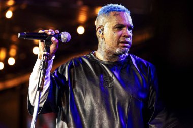 GUARULHOS (SP), Brezilya 08 / 02 / 2024 - Guarulhos kentindeki Comodoro Biftek Bar 'da şarkıcı Rodriguinho ex Travessos tarafından gösterildi