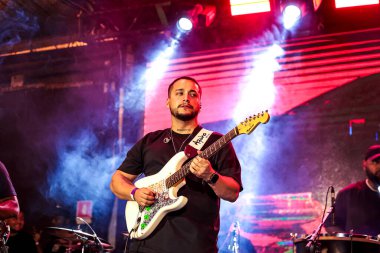 GUARULHOS (SP), Brezilya 08 / 02 / 2024 - Guarulhos kentindeki Comodoro Biftek Bar 'da şarkıcı Rodriguinho ex Travessos tarafından gösterildi