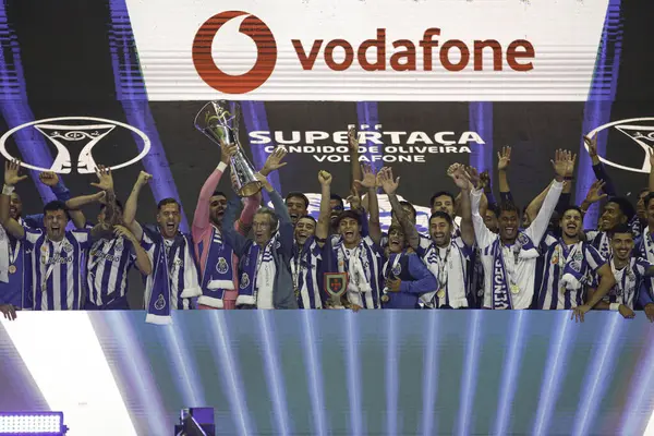 Aveiro (PT) Portekiz 08 / 03 / 2024 - Porto oyuncuları, Aveiro Belediye Stadyumu 'nda düzenlenen Candido de Oliveira Supertaca finali için geçerli olan Sporting x Porto ile oynadıkları maçtan sonra şampiyonluğu kutluyorlar
