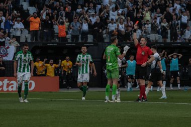 Sao Paulo (SP), Brezilya 08 / 04 / 2024 - Hakem Lucas Torezin, Corinthians ile Juventude arasında oynanan 2024 Brezilya Şampiyonası maçında Juventude kalecisi Gabriel 'e kırmızı kart gösterdi