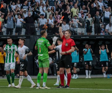 Sao Paulo (SP), Brezilya 08 / 04 / 2024 - Hakem Lucas Torezin, Corinthians ile Juventude arasında oynanan 2024 Brezilya Şampiyonası maçında Juventude kalecisi Gabriel 'e kırmızı kart gösterdi