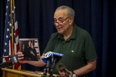 Senatör Schumer, Rusya 'dan salınan ABD vatandaşının ceza ve ücretlerinden feragat etmesini istiyor. 4 Ağustos 2024, New York, New York, ABD: Senato Çoğunluk Lideri, ABD Senatör Chuck Schumer (D-NY) Vergi Dairesi 'nden ABD vatandaşlarına ceza ve ücretlerinden feragat etmesini istedi