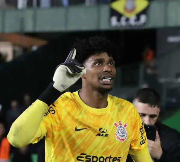 stock image CURITIBA (PR) Brazil 07/08/2024 Goalkeeper Hugo Souza during a match between Gremio and Corinthians valid for the round of 16 of the Copa do Brasil 2024, held in the city of Curitiba, at the Couto Pereira stadium