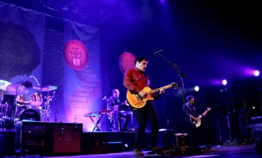 RIO DE JANEIRO (RJ), Brezilya 08 / 09 / 2024 - Rio de Janeiro kentindeki Aterro do Flamengo 'da yer alan Vivo Rio konser salonunda bir konser sırasında şarkıcı Samuel Rosa