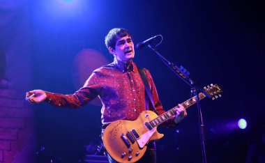 RIO DE JANEIRO (RJ), Brezilya 08 / 09 / 2024 - Rio de Janeiro kentindeki Aterro do Flamengo 'da yer alan Vivo Rio konser salonunda bir konser sırasında şarkıcı Samuel Rosa