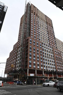 Manhattan, New York 'ta kısmi inşaat kazası, parçalanma ve çökme. 9 Ağustos 2024, New York, New York, ABD Manhattan 'ın yukarısındaki 375 Batı 207. Cadde' de şiddetli rüzgarlar nedeniyle kısmi bir köprü çökmesi meydana geldi.